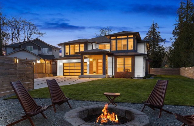 Spacious 5BR/3BA + Game room, Tacoma Home w/ Covered Deck & Fireplace