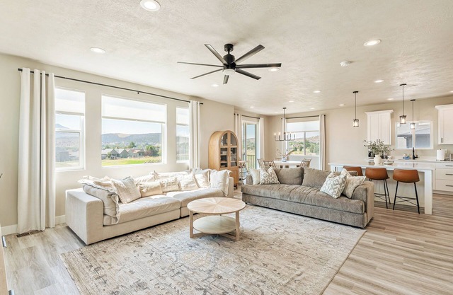 Spacious 5BR Home w/Private Theater, 2 Kitchens & Golf Views