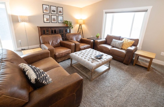 Spacious 5BR home 20 min to downtown and mountains!