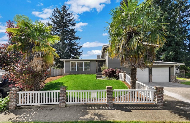 Spacious 5BR Retreat w/ Sunshine & Lush Green near Bellevue, Seattle and Airport