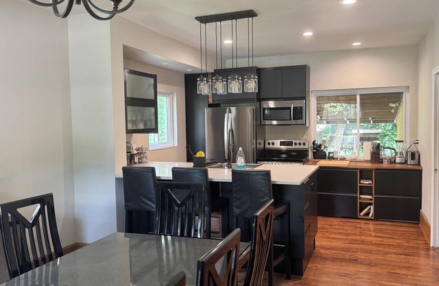 Spacious 5BR Townhouse w/ Roof Deck, Walk to Main St in Ann Arbor