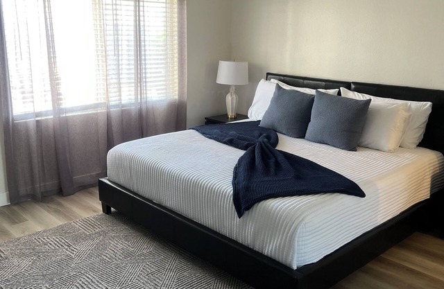 Spacious 6 BDR pet friendly house with AC in sunny San Diego