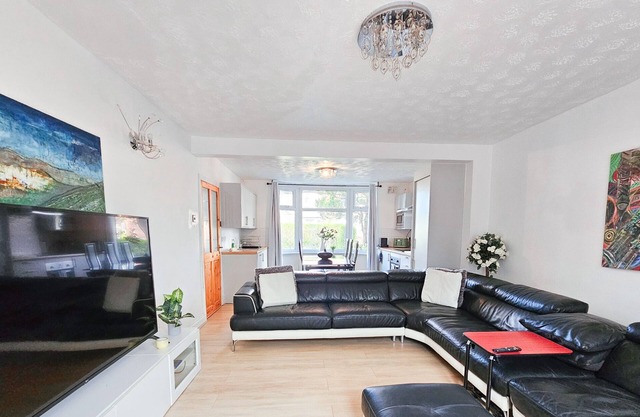 Spacious 6-Bed Home with Driveway