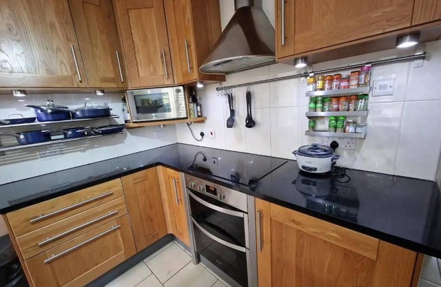 Spacious 6-bed house - 12 mins Gatwick