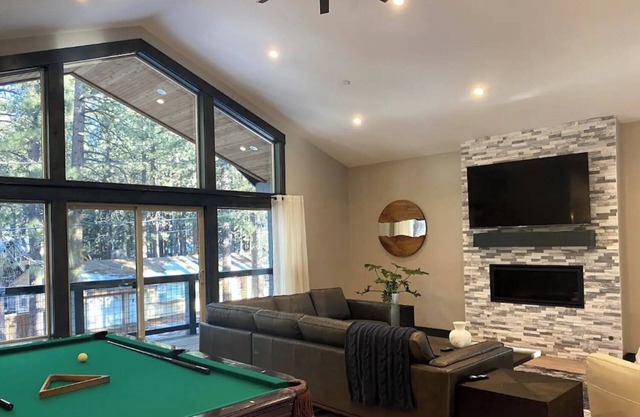 Spacious 6-bedroom Newer house in lovely South Lake Tahoe 30 day stays or longer