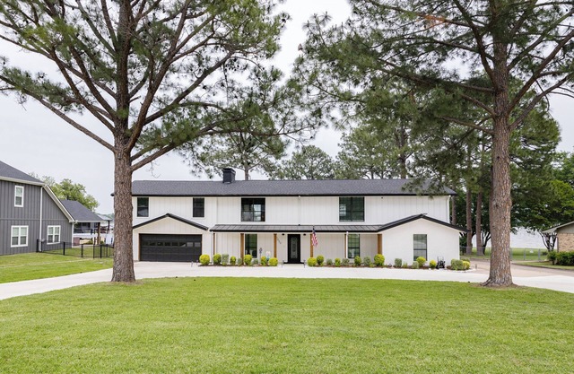 Spacious 6-bedroom house with WiFi and AC in awesome Gun Barrel City Boat Cletes