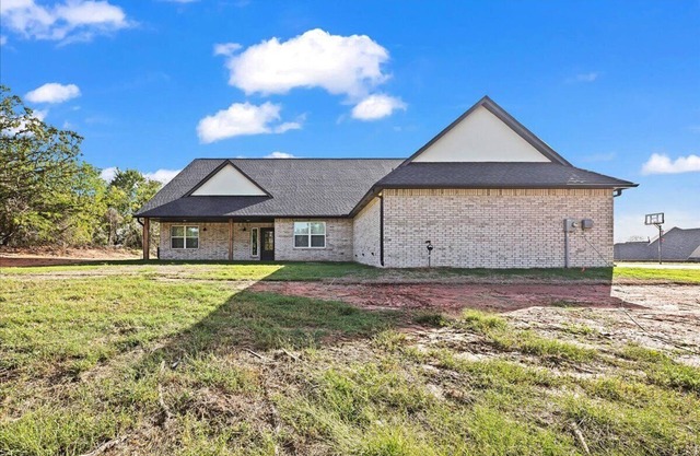 Spacious 6-bedroom house on 40 acres in charming Oklahoma City