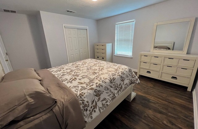 Spacious 6-bedroom 3 Bathroom house. Near UT, Downtown, COTA & Lots More