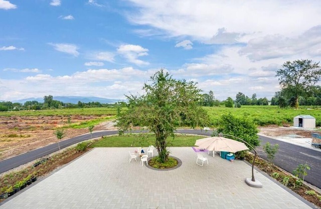 Spacious 6 Bedroom House in Pitt Meadows