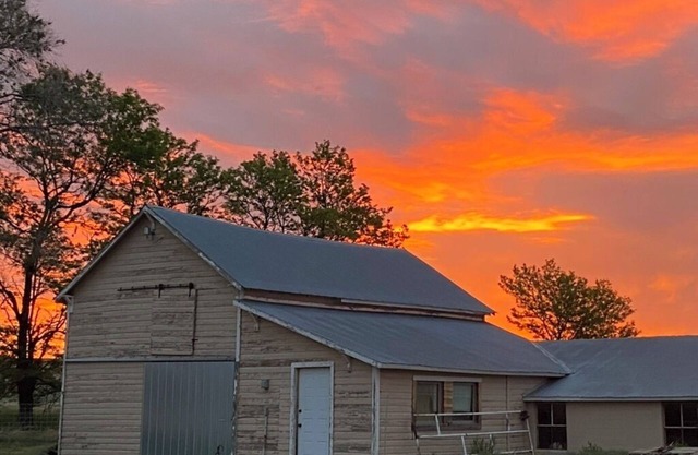 Spacious 6-bedroom farmhouse in at gorgeous Lake Mac with AC, WiFi