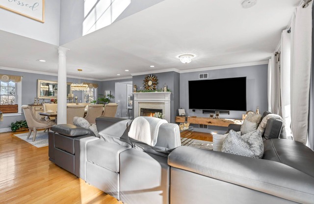 Spacious 6-bedroom house in delightful Cape Cod with Saltwater pool & firepit