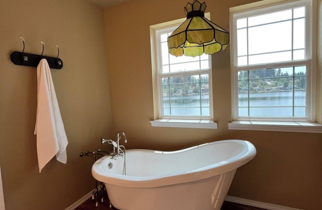 Spacious 6-bedroom house on Clear Lake with Hot Tub!
