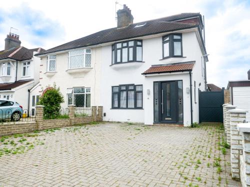 Spacious 6 Bedroom House in Bexleyheath