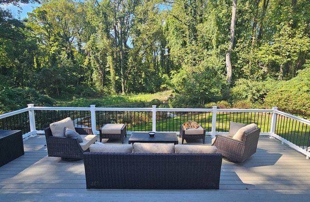 Spacious 6-bedroom home with pool in quiet neighborhood near USNA.
