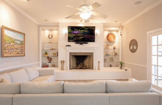 Spacious 6-bedroom house with WiFi, AC in marvelous Homestead.