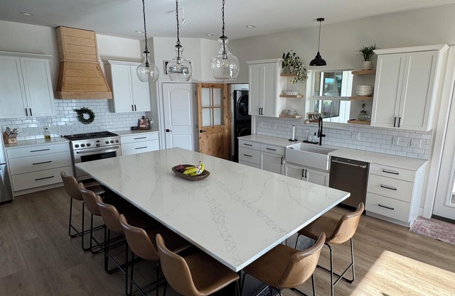 Spacious 6 bedroom home with theater room and gym just minutes from Yakima!