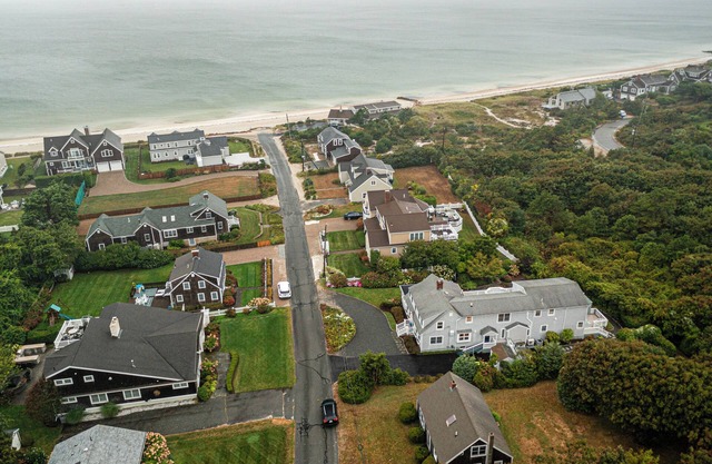 Spacious 6-bedroom house with WiFi and AC at Old Silver Beach in Falmouth