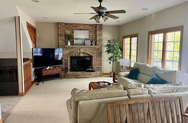 Spacious 6-bedroom house ON PINE LAKE with dock and PONTOON included