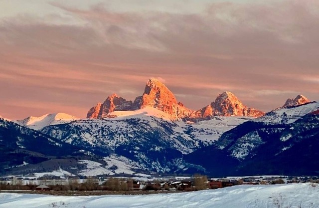 Spacious 6-bedroom house w/ hot tub and Teton Views!