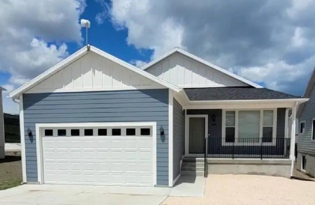 Spacious 6-bedroom house in Garden City/Bear Lake! w/ ping pong, air hockey