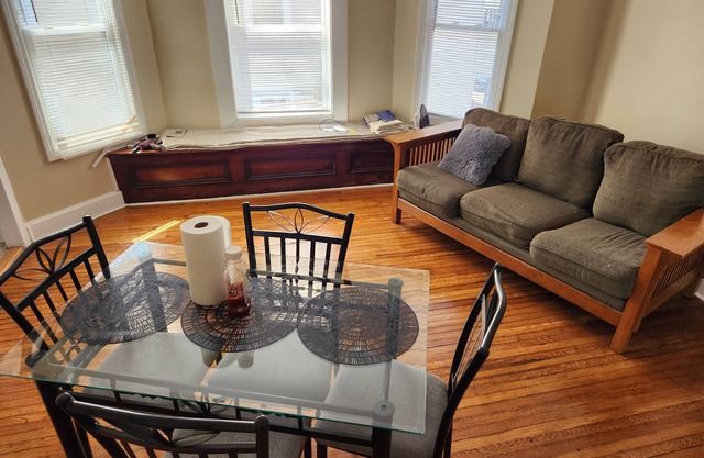 Spacious 6-bedroom house in charming Springfield with AC, WiFi