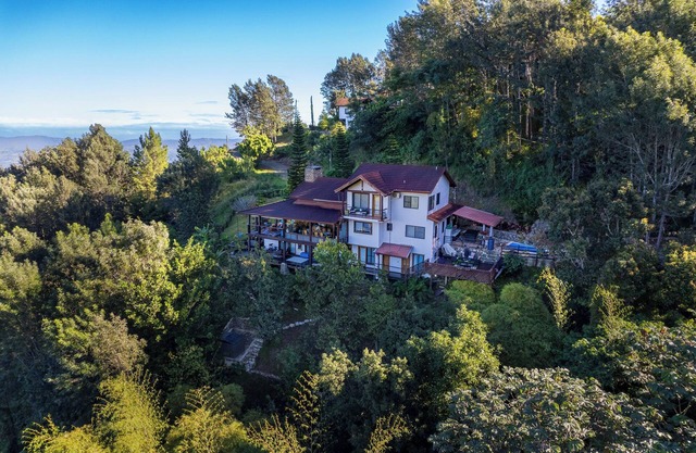 Spacious 6-Bedroom Villa With Stunning Views And Picuzzi in Charming Jarabacoa