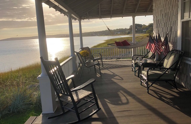 Spacious 6-bedroom waterfront house in historic Plymouth MA with WiFi