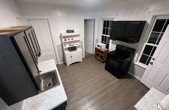 Spacious 6BD/2BA Colonial Style House - DT Geneva