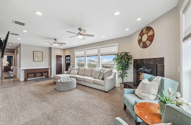 Spacious 6BD w/ Hot Tub