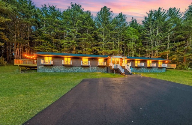Entire Duplex - Hot Tub - Tennis Court - Pond
