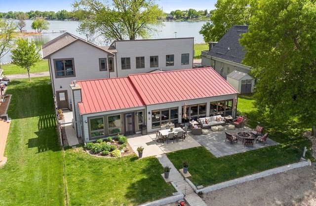 Spacious 6BR Lakefront Cabin - Beach Access & Stunning Views on Lake Madison