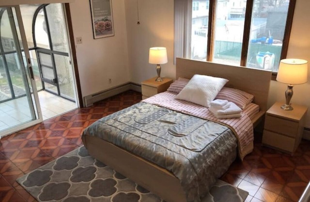 Spacious 7 Bed, 3 Bath spanning two separate floors. CLOSE TO NYC 30 day minimum