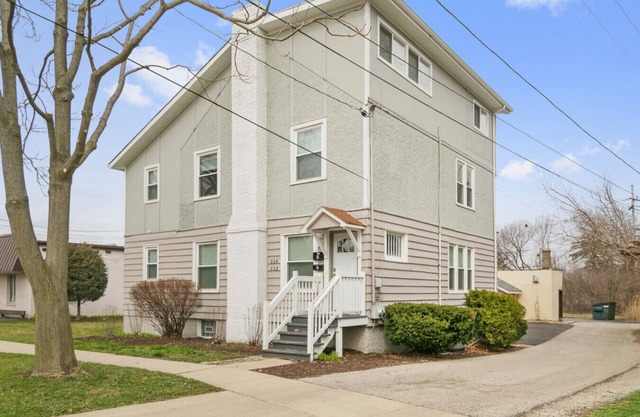 Spacious 7 bed W/ 3 living areas Near Naval Base!