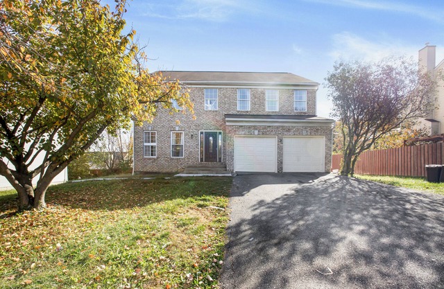 Spacious 7-bedroom house with WiFi, AC, and Streaming Services in Silver Spring