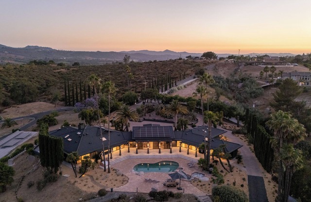 Spacious 7-bedroom Villa in SD Mountains, Jacuzzi, Pool, Fitness Center, Hiking