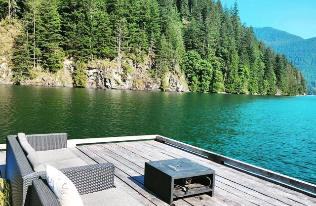 Spacious 7-bedroom cabin in enjoyable Pitt Lake, BC