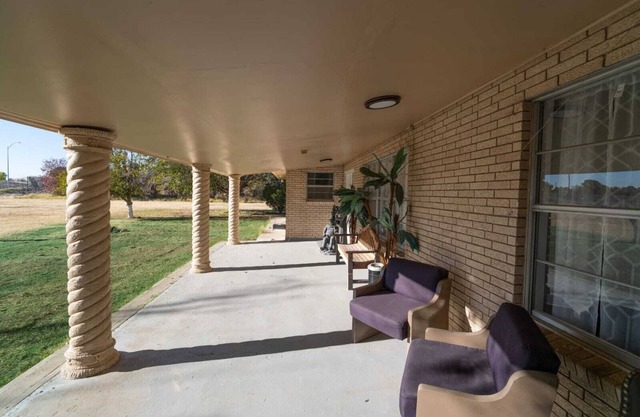 Spacious 7-Bedroom Home on 2 Acres in El Paso – Perfect for Family Gatherings