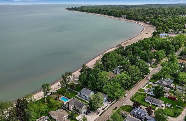 Spacious 7-bedroom house in marvelous Angola on the Lake with AC