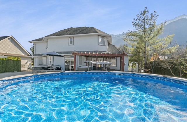 Spacious 7 BR House With Pool & Hot Tub Near Harrison Hot Springs
