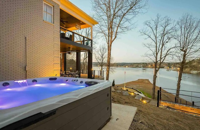 Spacious 7bdr Waterfront house w Hot Tub and Charming Backyard Amenities, Dock