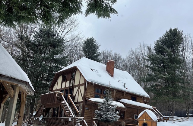 Spacious 8 Bdrm Chalet set up for entertaining!