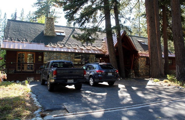 Spacious 8-bedroom, 6.5 bath mountain home in beautiful Tahoe Pines.