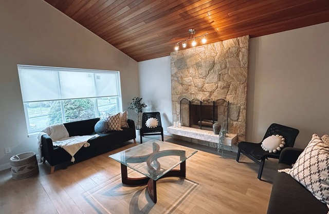 Spacious 8 bedroom house in Vancouver with jacuzzi, free parking and fast wifi