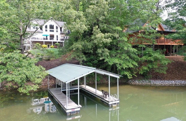 Spacious 8-bedroom house with WiFi and AC on peaceful Lake Keowee private cove.
