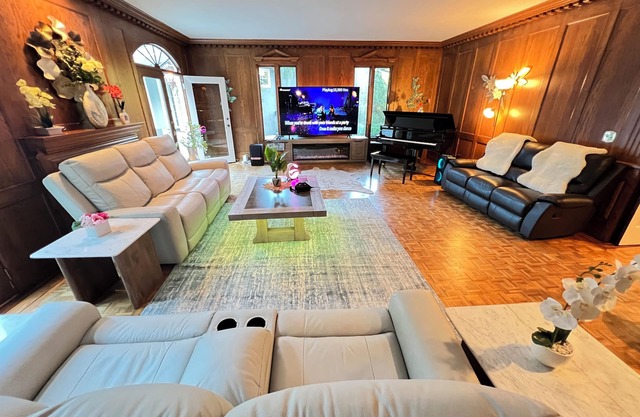 Spacious 8-bedroom villa with Pool/Spa/Waterfall