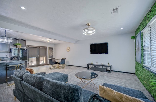 **Spacious 8 beds home 15 mins from Downtown***