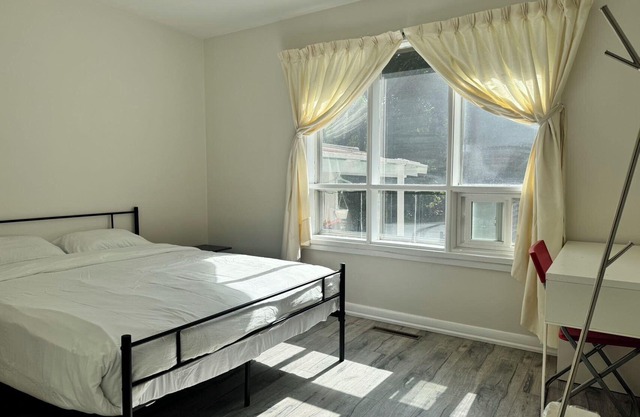 Spacious 8-Person Entire House Near Finch Subway Station for Families Groups