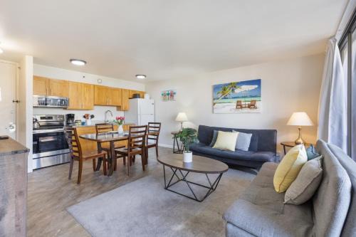 Spacious 8th Floor Waikiki Condo with City Views, Full Kitchen & Free Parking (10802)
