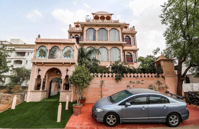 Spacious 9-bedroom hotel in lovely Jaipur with AC, WiFi and Garden view
