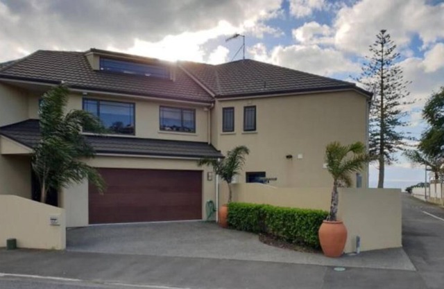 GERÄUMIGES AHURIRI-STADTHAUS 100 m vom Strand entfernt. Gehen Sie zu Cafés & Bars,